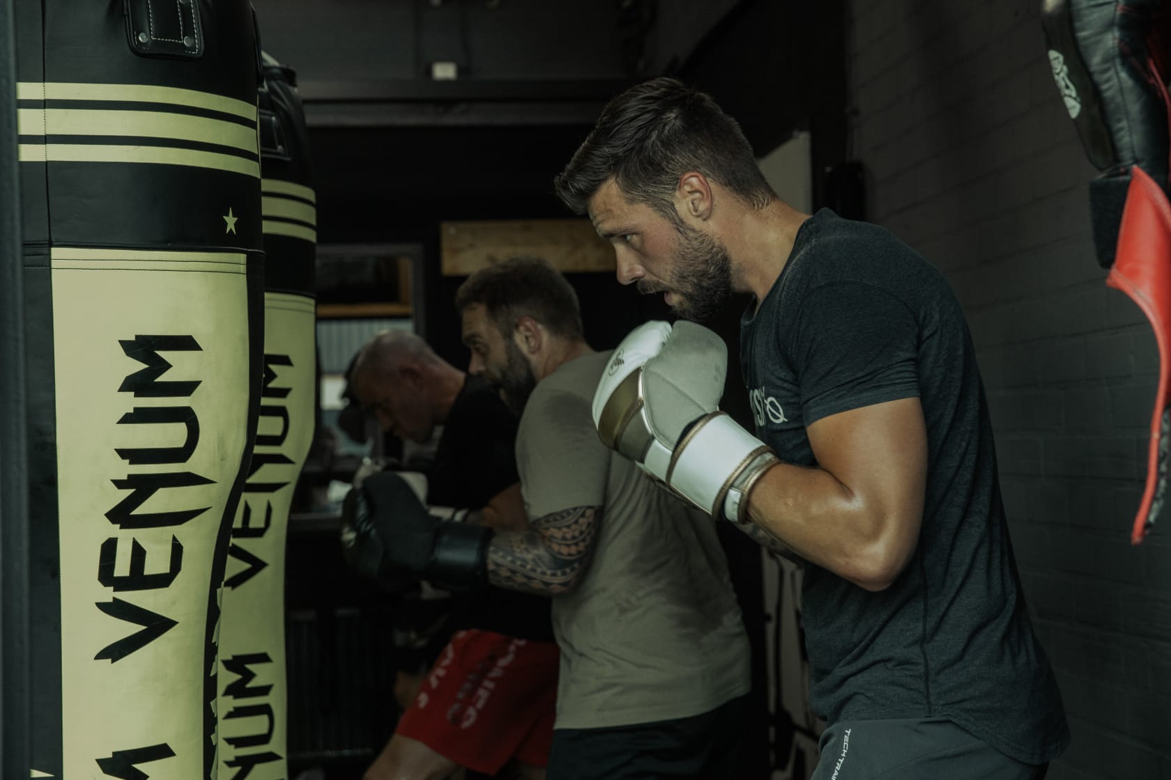 Bokser bereidt zich voor bij Boksclub 072 in Alkmaar